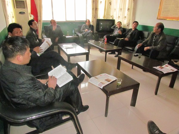 綠洲考察人員與長陽益民合作社及資邱鎮(zhèn)政府相關(guān)領(lǐng)導(dǎo)認(rèn)真探討中