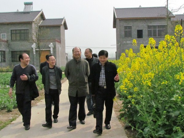 武大綠洲公司考察組與枝江市問安鎮(zhèn)政府領(lǐng)導(dǎo)愉快交談中